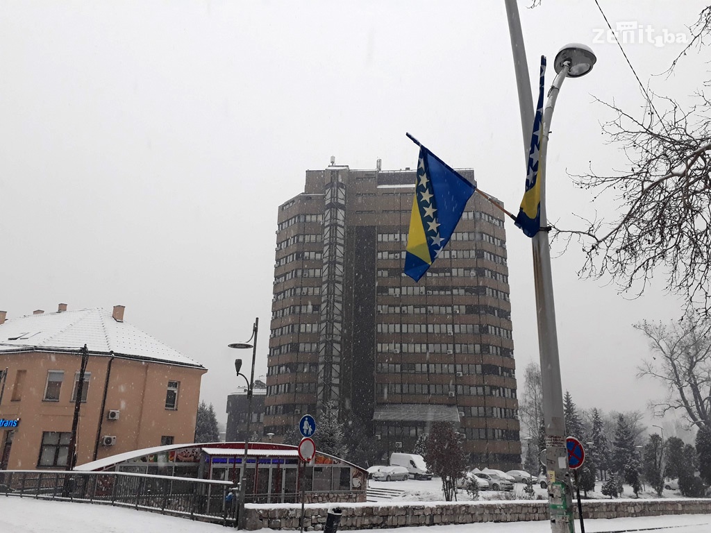 Zenica prekrivena snijegom, najmlađi uživali u zakašnjeloj zimi (FOTO)