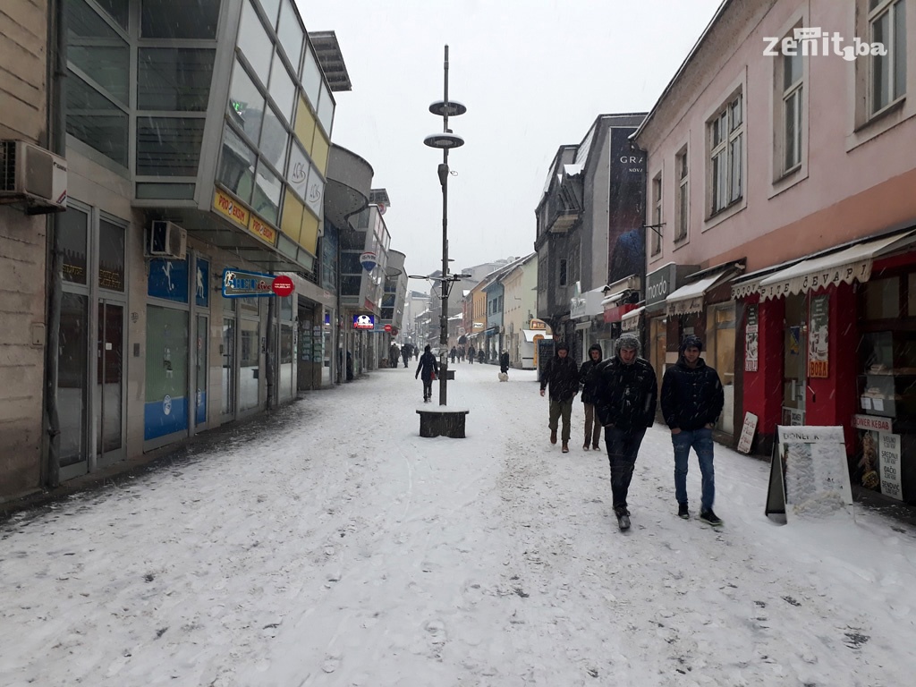 Zenica prekrivena snijegom, najmlađi uživali u zakašnjeloj zimi (FOTO)