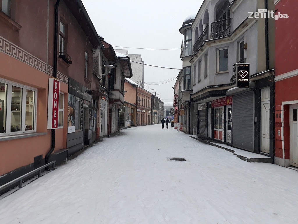 Zenica prekrivena snijegom, najmlađi uživali u zakašnjeloj zimi (FOTO)