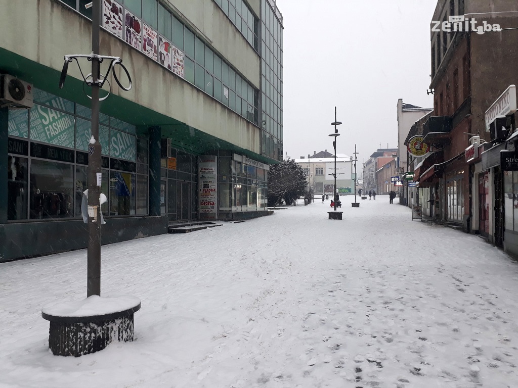 Zenica prekrivena snijegom, najmlađi uživali u zakašnjeloj zimi (FOTO)