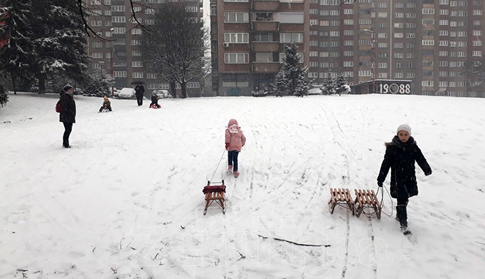 Zenica prekrivena snijegom, najmlađi uživali u zakašnjeloj zimi (FOTO)