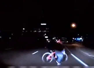 Objavljen snimak nesreće u kojoj je auto UBER ubilo biciklistkinju (VIDEO)