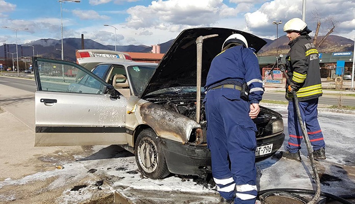 Zapalilo se auto na GGM-u u Zenici (FOTO)