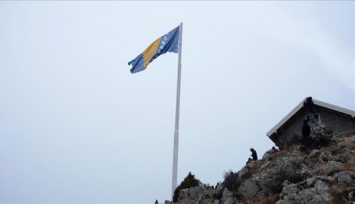 Iznad Mostara se zavijorila jedna od najvećih zastava BiH