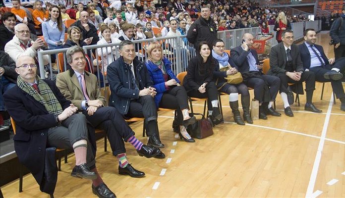 U Zenici oboren svjetski rekord u broju osoba sa šarenim čarapama