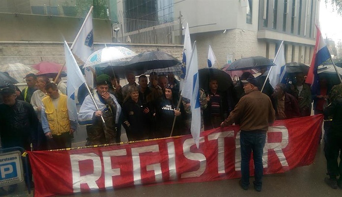 Demobilisani borci Armije RBiH i HVO-a pred Parlamentom FBiH