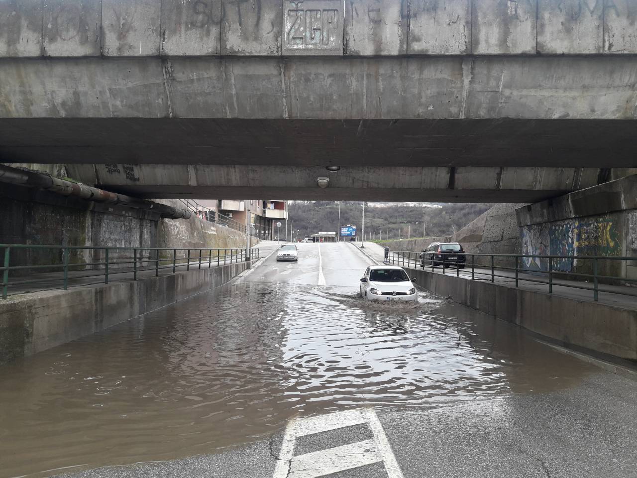 Raste nivo rijeke Bosne, u pojedinim dijelovima se i izlila (VIDEO+FOTO)