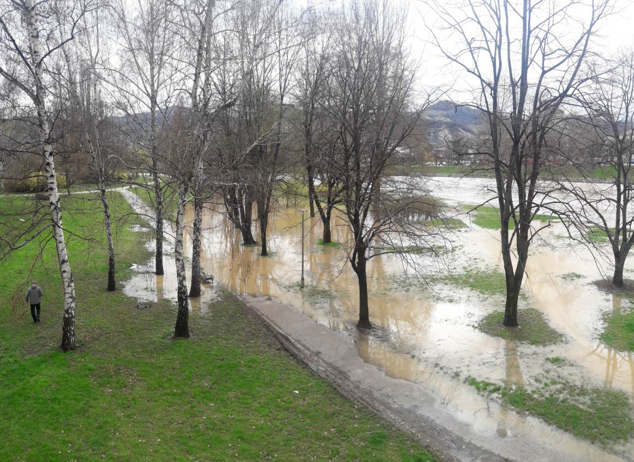 Raste nivo rijeke Bosne, u pojedinim dijelovima se i izlila (VIDEO+FOTO)