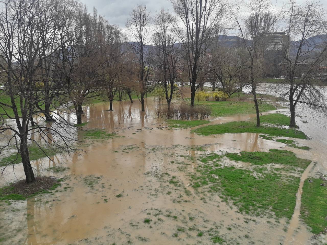 Raste nivo rijeke Bosne, u pojedinim dijelovima se i izlila (VIDEO+FOTO)