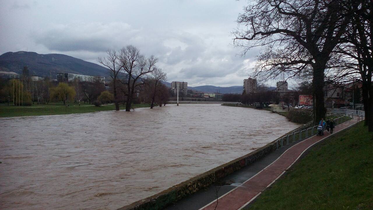 Raste nivo rijeke Bosne, u pojedinim dijelovima se i izlila (VIDEO+FOTO)