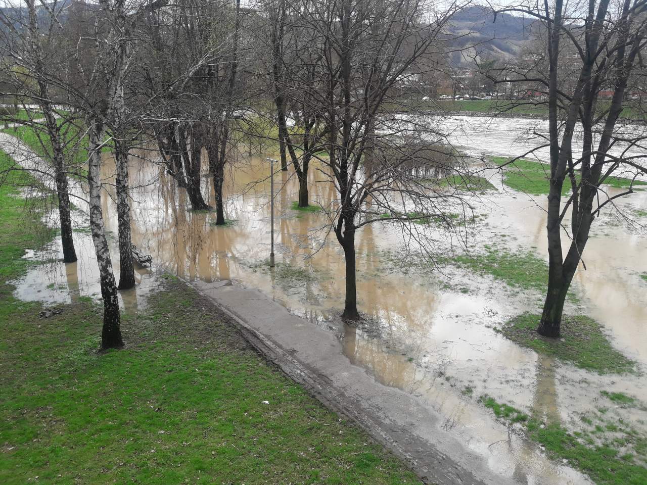 Raste nivo rijeke Bosne, u pojedinim dijelovima se i izlila (VIDEO+FOTO)