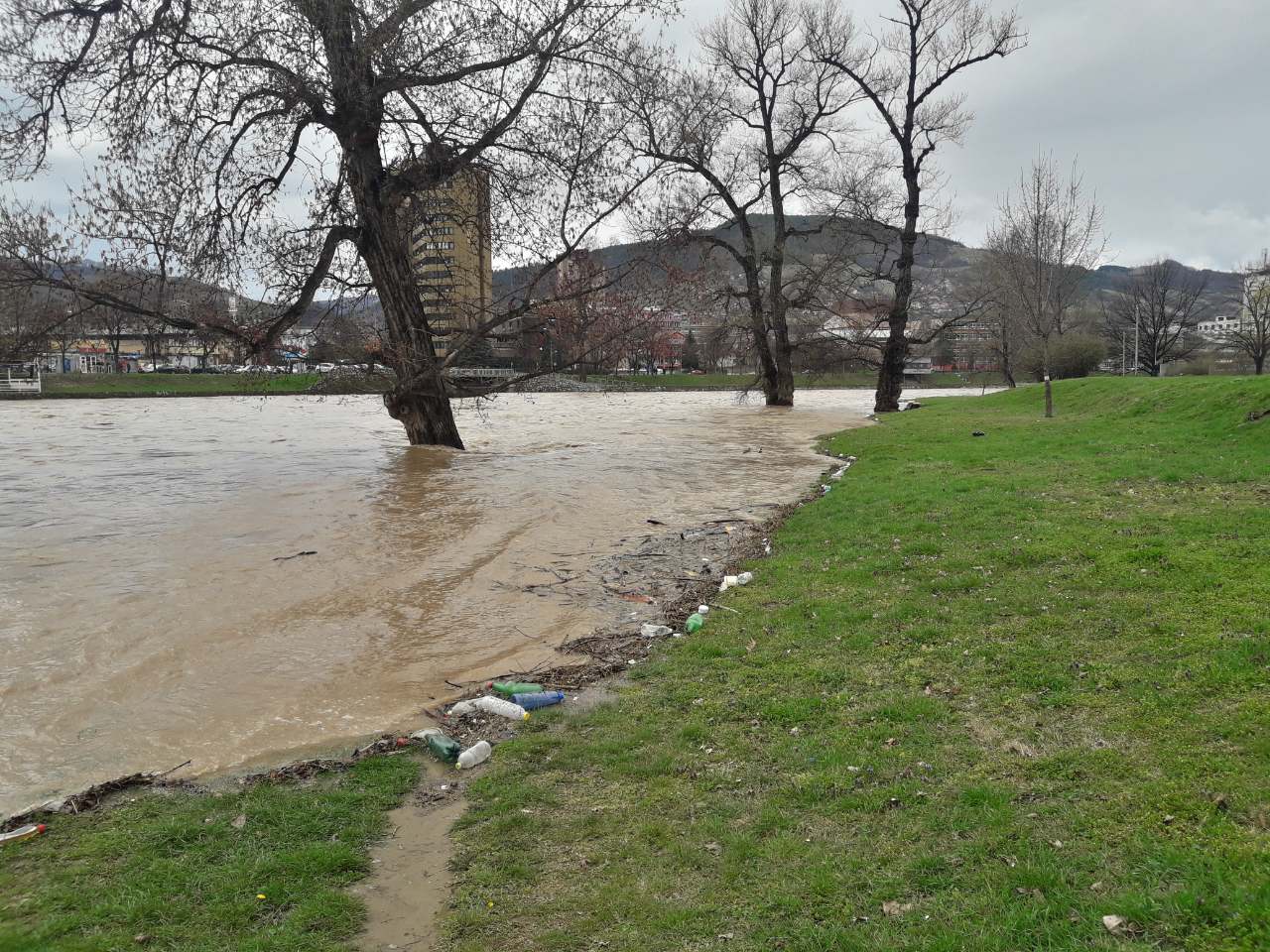 Raste nivo rijeke Bosne, u pojedinim dijelovima se i izlila (VIDEO+FOTO)