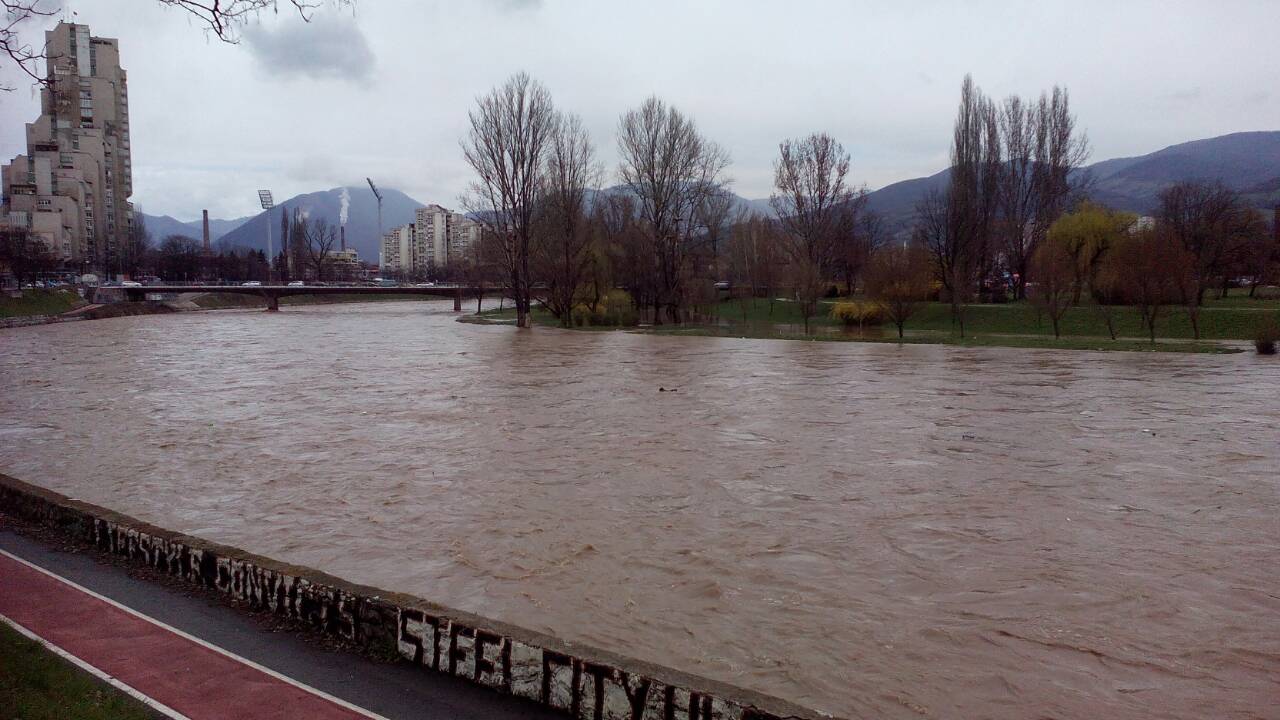 Raste nivo rijeke Bosne, u pojedinim dijelovima se i izlila (VIDEO+FOTO)