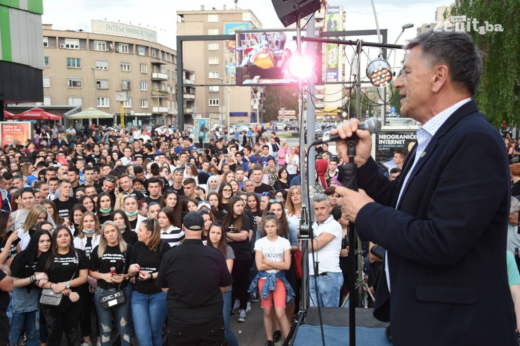 U Zenici održana zajednička maturska zabava (VIDEO+FOTO)