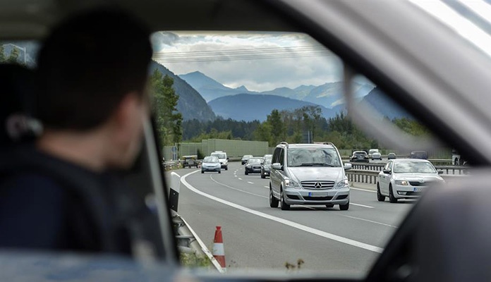 Autocestom u kombiju prevozili 136,8 kilograma marihuane