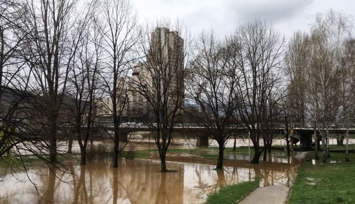 Raste nivo rijeke Bosne, u pojedinim dijelovima se i izlila (VIDEO+FOTO)