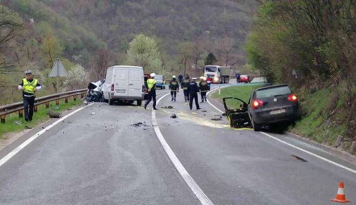 U sudaru četiri vozila kod Vranduka poginula jedna osoba