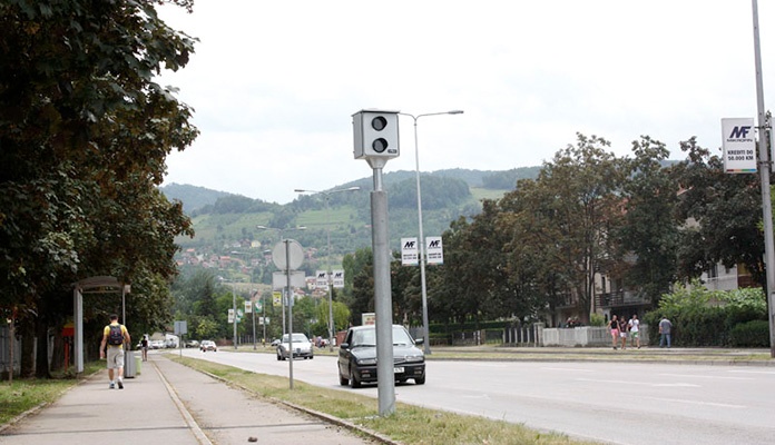 Stižu kamere koje otkrivaju korištenje mobitela u vožnji