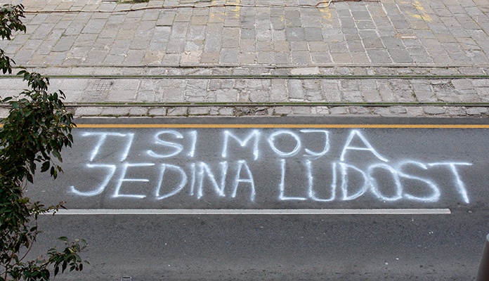 U Zenici počelo uklanjanje grafita na zgradama