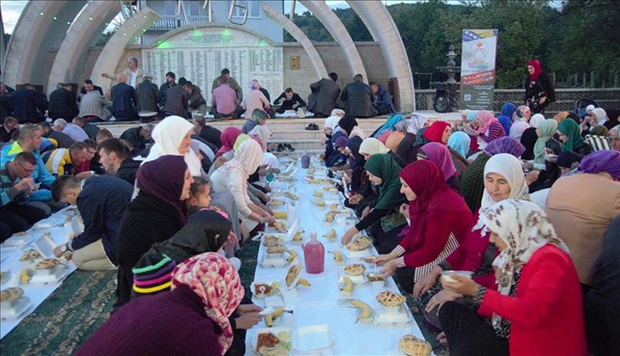 U Ahmićima organizovan iftar za preko 200 postača