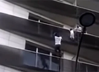 Migrant spasio dijete koje je visilo sa balkona (VIDEO)