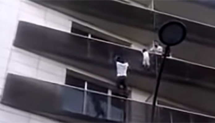 Migrant spasio dijete koje je visilo sa balkona (VIDEO)