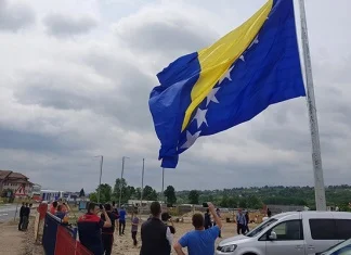 Zastava BiH koja je postavljena u Tešnju je nepravilna