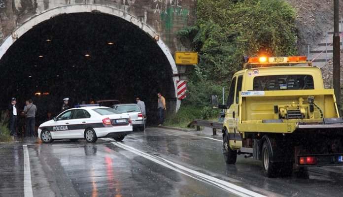 Saobraćajna u tunelu Vranduk, povrijeđena jedna osoba