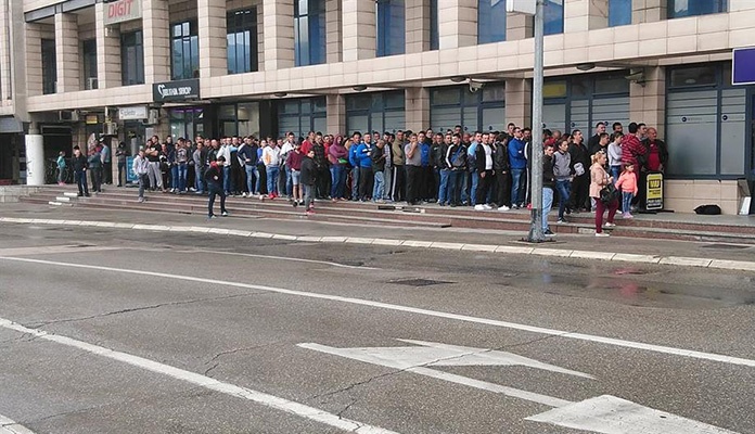 Dugi redovi građana koji čekaju svoje papire za odlazak iz BiH