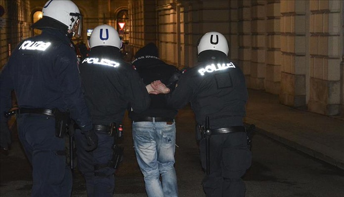 Navijači Srbije u Beču napali policiju, četvorica uhapšena