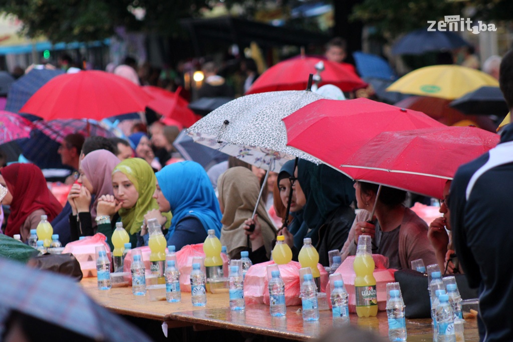 U Zenici organiziran iftar na otvorenom za 3.000 osoba