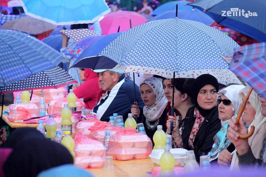 U Zenici organiziran iftar na otvorenom za 3.000 osoba