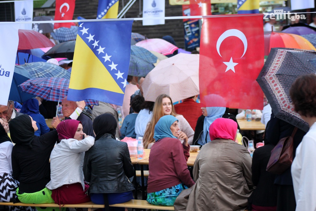 U Zenici organiziran iftar na otvorenom za 3.000 osoba