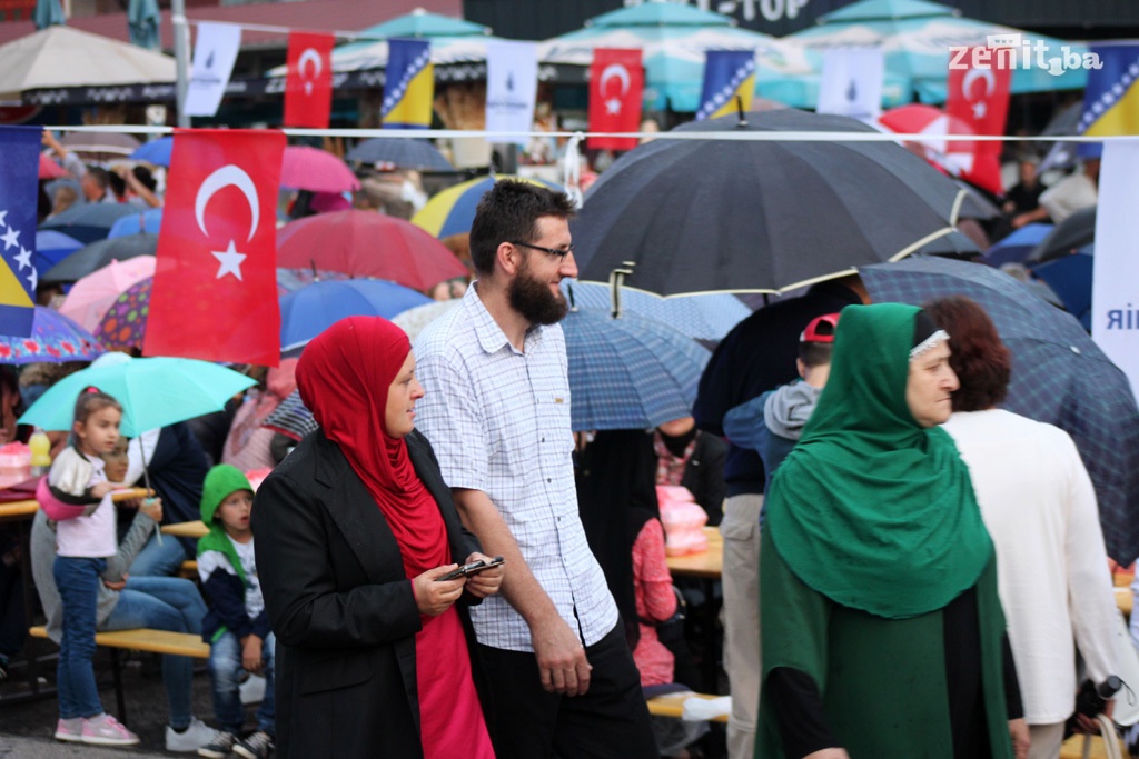 U Zenici organiziran iftar na otvorenom za 3.000 osoba