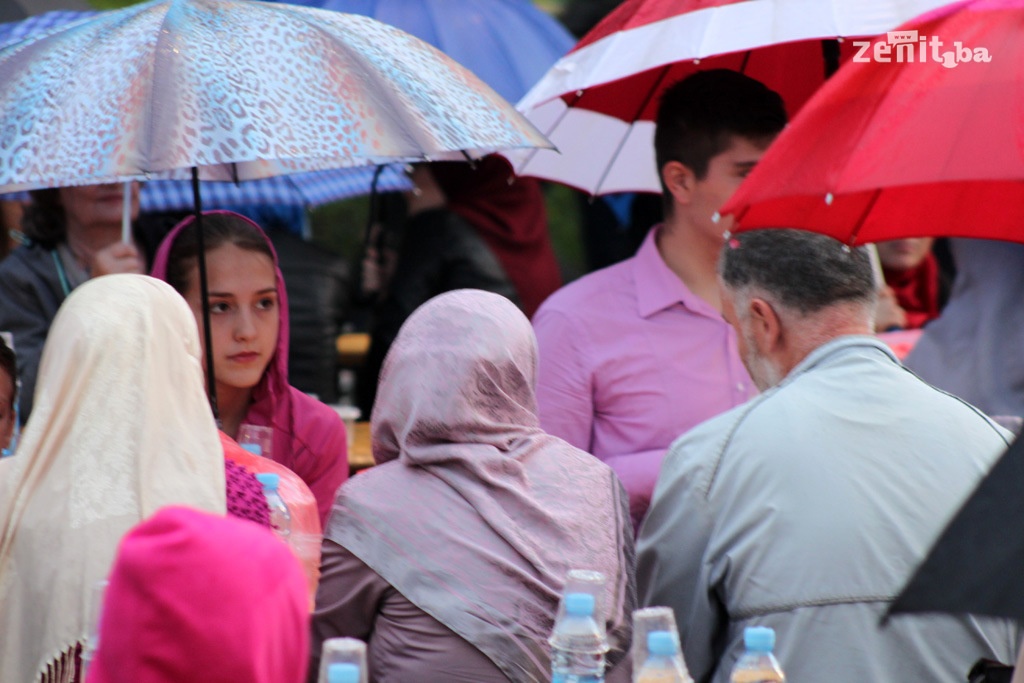 U Zenici organiziran iftar na otvorenom za 3.000 osoba