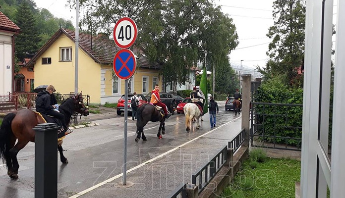 Konjanici prodefilirali ulicama Zenice na putu prema Ajvatovici