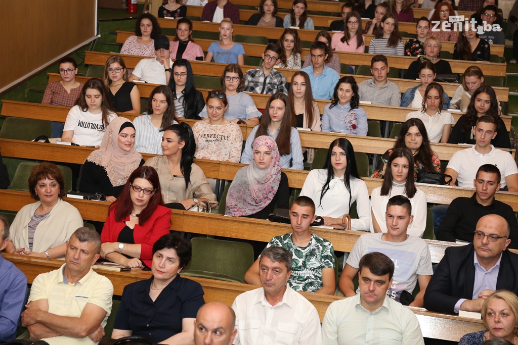 Gradonačelnik Zenice nagradio 160 najuspješnijih maturanata (FOTO)