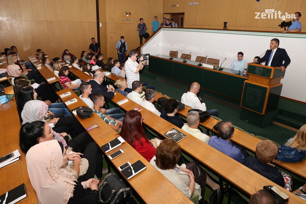 Gradonačelnik Zenice nagradio 160 najuspješnijih maturanata (FOTO)