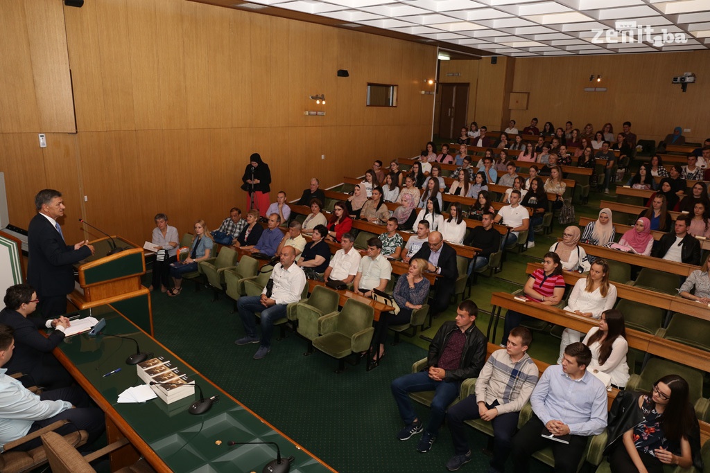 Gradonačelnik Zenice nagradio 160 najuspješnijih maturanata (FOTO)