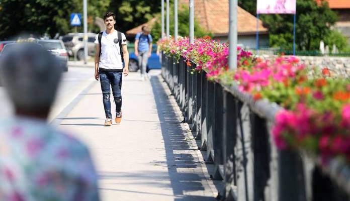 Počelo ukrašavanje mostova cvijećem u Zenici (VIDEO)