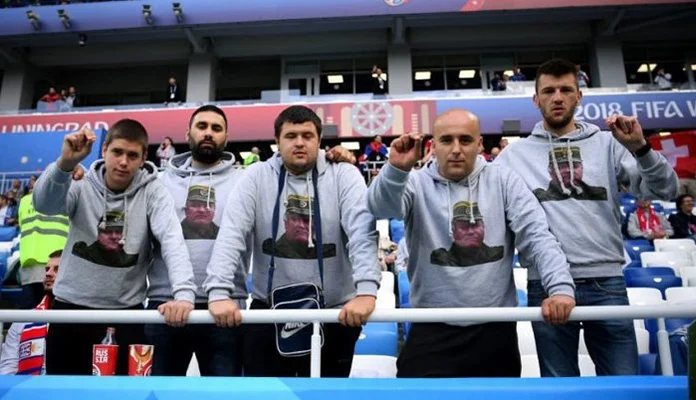 Navijači Srbije veličaju ratnog zločinca Mladića