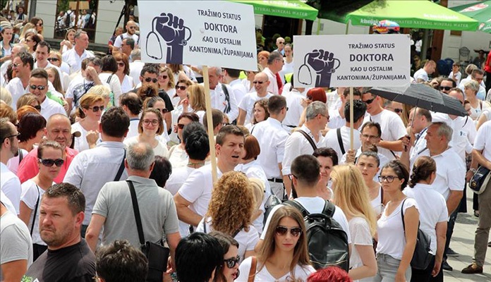 Tuzla: Ljekari na protestima najavili više od 1.000 otkaza