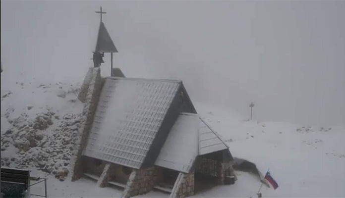 Na nekim planinama u Sloveniji jutros padao snijeg (VIDEO)