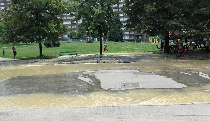 Pukla cijev u centru Zenice, poplavljen Trg Alije Izetbegovića