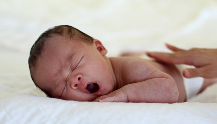 Kako na bebe djeluje nošenje u naručju?