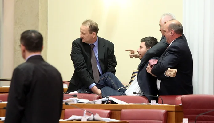 Ivana Pernara zaštitari iznijeli iz Hrvatskog sabora (VIDEO)