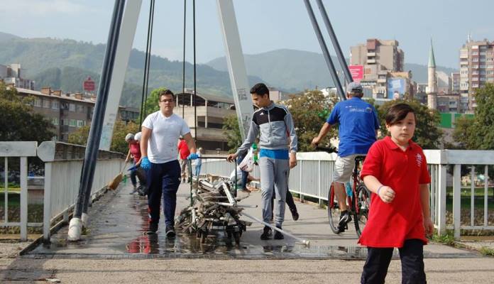Volonteri u Zenici očistili Jalijski most od grafita (FOTO)