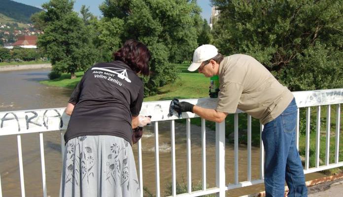Volonteri u Zenici očistili Jalijski most od grafita (FOTO)