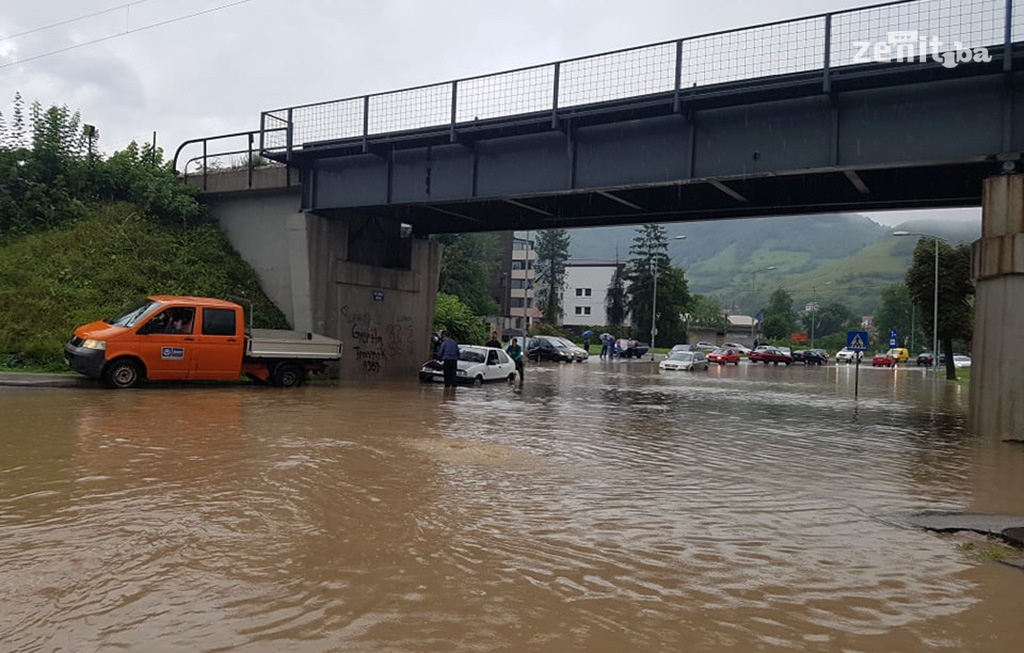 Nevrijeme u Zenici izazvalo novi saobraćajni kolaps (FOTO)