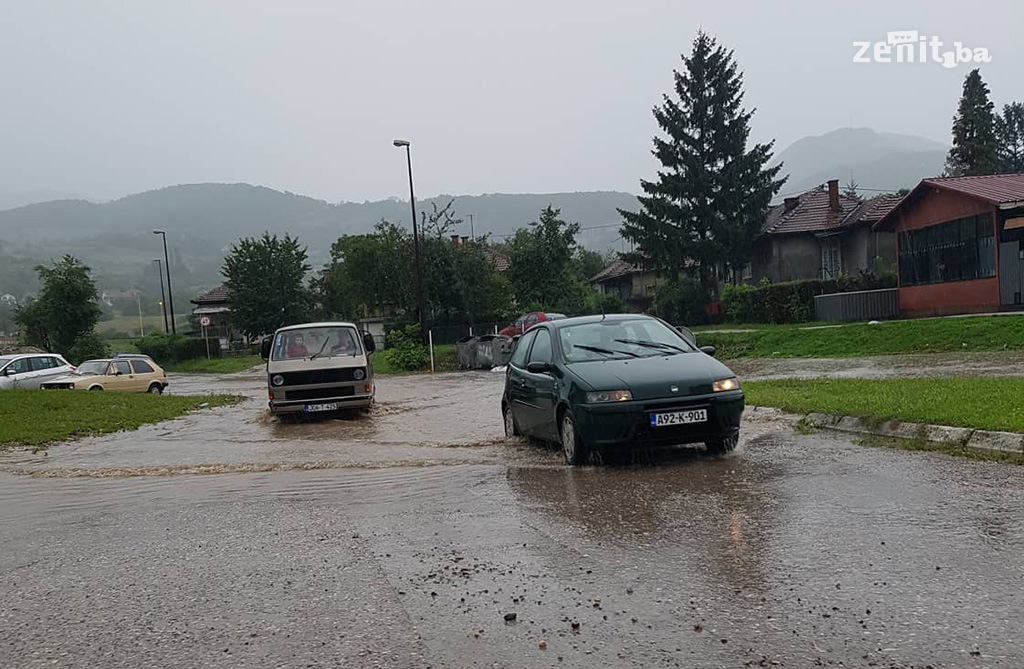 Nevrijeme u Zenici izazvalo novi saobraćajni kolaps (FOTO)